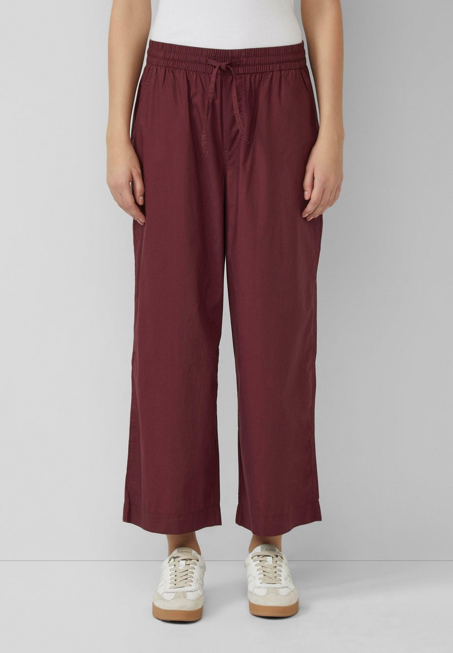 Брюки s.Oliver CULOTTE MIT ELASTIKBUND UND EINGRIFFTASCHEN, Bordeaux/Dark Red
Брюки s.Oliver CULOTTE MIT ELASTIKBUND UND EINGRIFFTASCHEN, Bordeaux/Dark Red