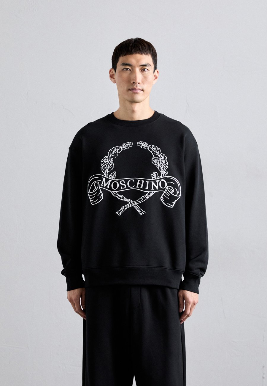 Толстовка MOSCHINO LAUREL CROWN LOGO, Multi Black/Black
Толстовка MOSCHINO LAUREL CROWN LOGO, Multi Black/Black