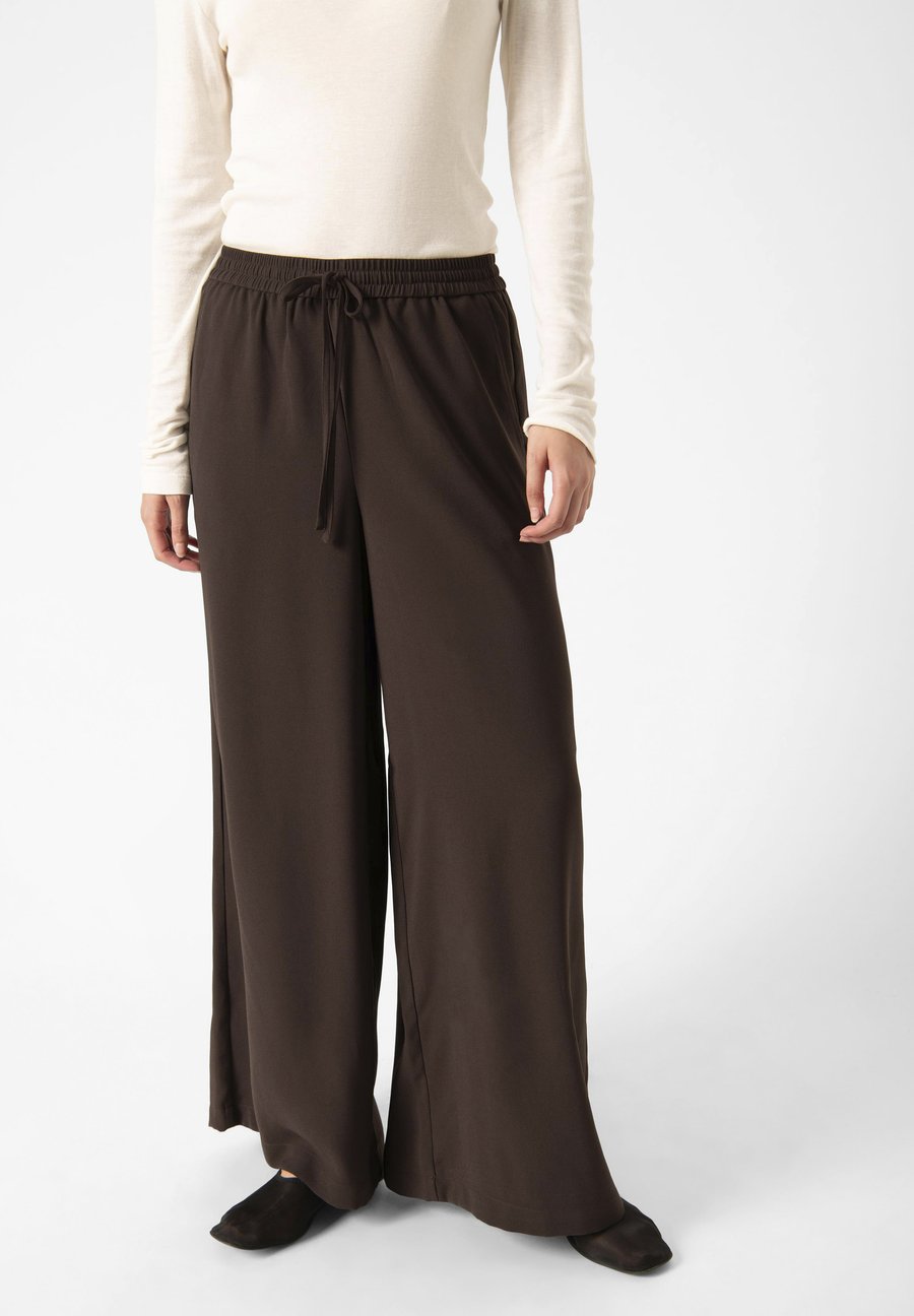 Брюки Soaked in Luxury Trousers, Chocolate Torte/Dark Brown
Брюки Soaked in Luxury Trousers, Chocolate Torte/Dark Brown