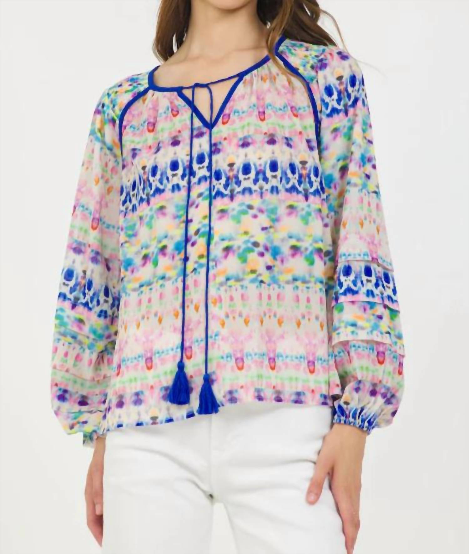 Водяная блуза с разрезом и присборенными плечами Stellah, Watercolor
Водяная блуза с разрезом и присборенными плечами Stellah, Watercolor