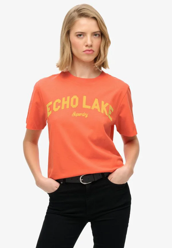Футболка с принтом в виде коробки для съемок на открытом воздухе Superdry & Co, Hot Coral, Розовый, Футболка с принтом в виде коробки для съемок на открытом воздухе Superdry & Co, Hot Coral
Футболка с принтом в виде коробки для съемок на открытом воздухе Superdry & Co, Hot Coral, Розовый, Футболка с принтом в виде коробки для съемок на открытом воздухе Superdry & Co, Hot Coral