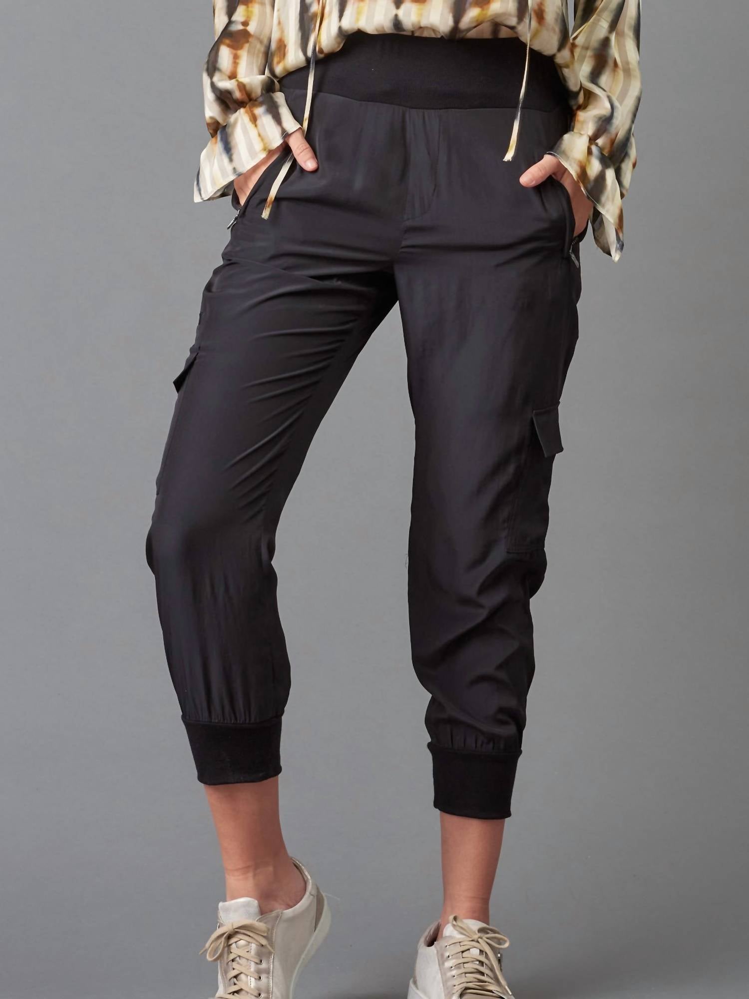 Черные атласные брюки с накладными карманами Lola & Sophie
Черные атласные брюки с накладными карманами Lola & Sophie