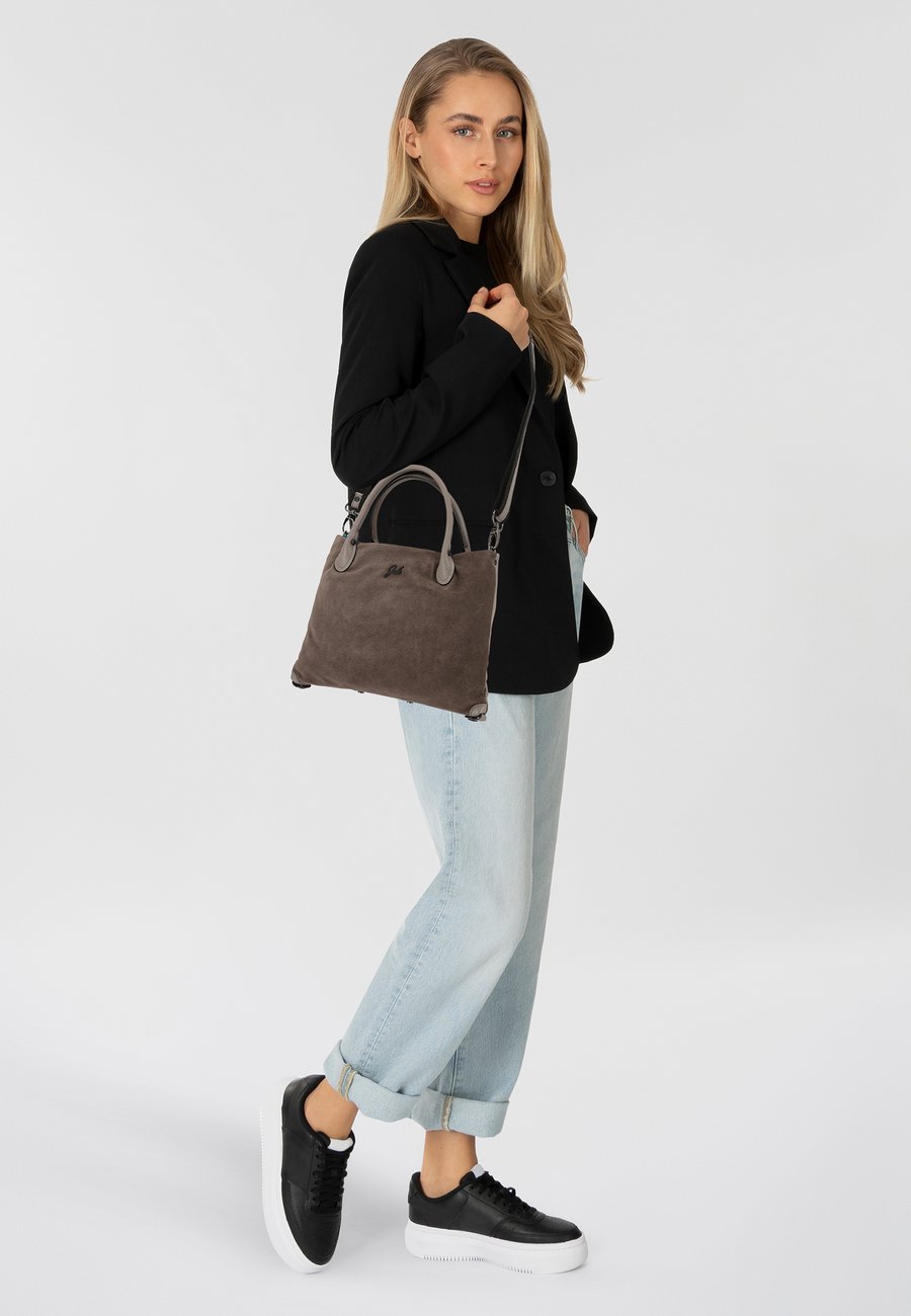 Сумка Gabs ARABELLA 37 CM, Zinc/Grey
Сумка Gabs ARABELLA 37 CM, Zinc/Grey
