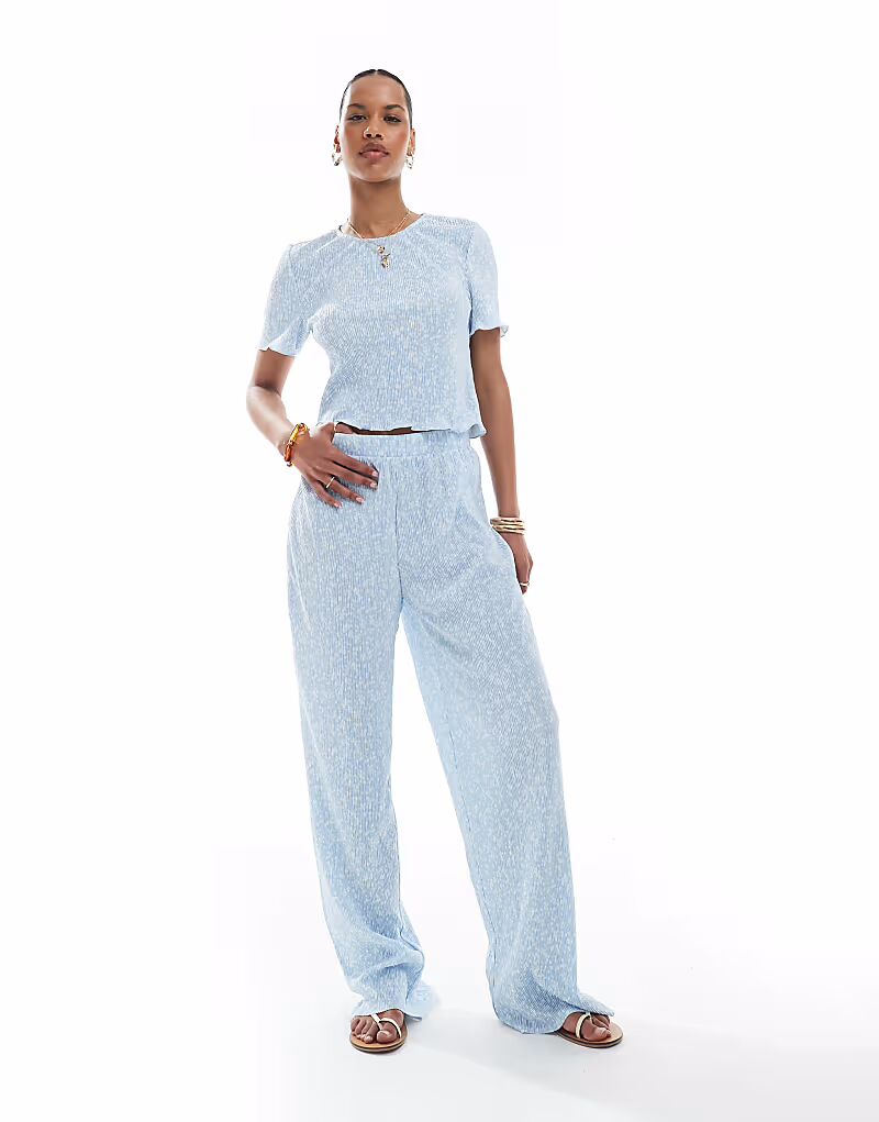 Комбинируемые брюки с мини-плиссировкой и широкими штанинами в мелкий голубой цветочный принт Pieces 
Комбинируемые брюки с мини-плиссировкой и широкими штанинами в мелкий голубой цветочный принт Pieces