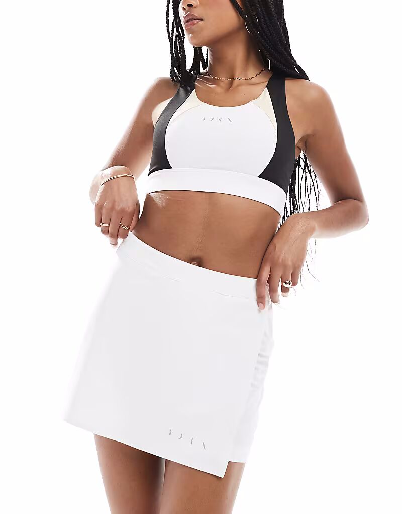 Born Living Yoga - Valley - Юбка белого цвета со встроенными шортами и задним карманом
Born Living Yoga - Valley - Юбка белого цвета со встроенными шортами и задним карманом