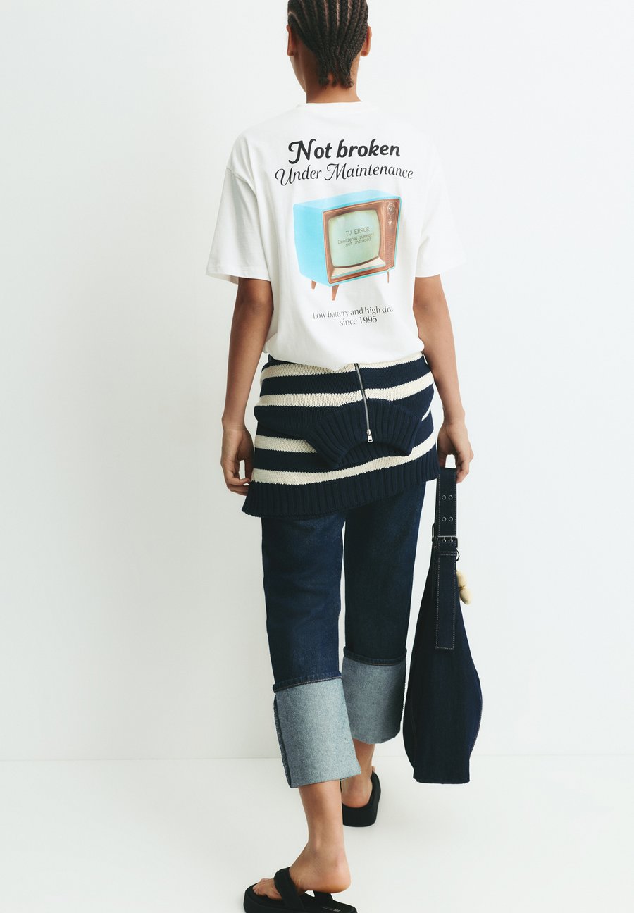 Футболка PULL&BEAR TV GRAPHIC, White
Футболка PULL&BEAR TV GRAPHIC, White