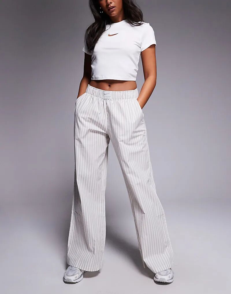 Широкие брюки из поплина Nike Stripe серого и белого цветов
Широкие брюки из поплина Nike Stripe серого и белого цветов
