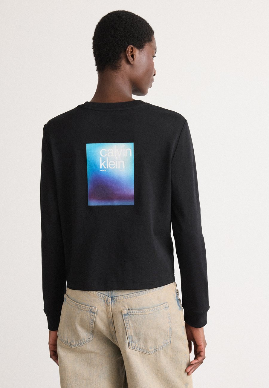 Топ Calvin Klein Jeans OMBRE GRAPHIC TEE, Black
Топ Calvin Klein Jeans OMBRE GRAPHIC TEE, Black