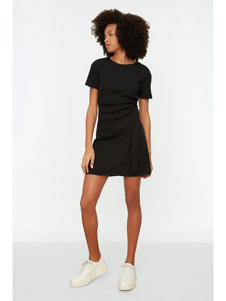 Короткое платье trendyol, черный
Короткое платье trendyol, черный