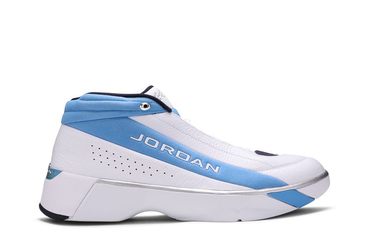 Кроссовки Jordan Team Showcase 'UNC', белый 
Кроссовки Jordan Team Showcase 'UNC', белый