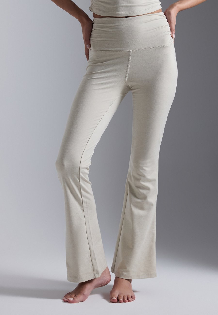 Леггинсы Even&Odd active FLARED HIGH RISE LEGGINGS WITH SIDE RUCHING, Mottled Beige
Леггинсы Even&Odd active FLARED HIGH RISE LEGGINGS WITH SIDE RUCHING, Mottled Beige