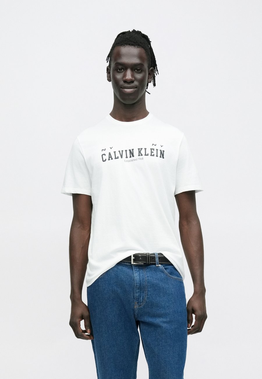 Футболка Calvin Klein Jeans COLL WORD , Brilliant White/White, Белый, Футболка Calvin Klein Jeans COLL WORD , Brilliant White/White
Футболка Calvin Klein Jeans COLL WORD , Brilliant White/White, Белый, Футболка Calvin Klein Jeans COLL WORD , Brilliant White/White