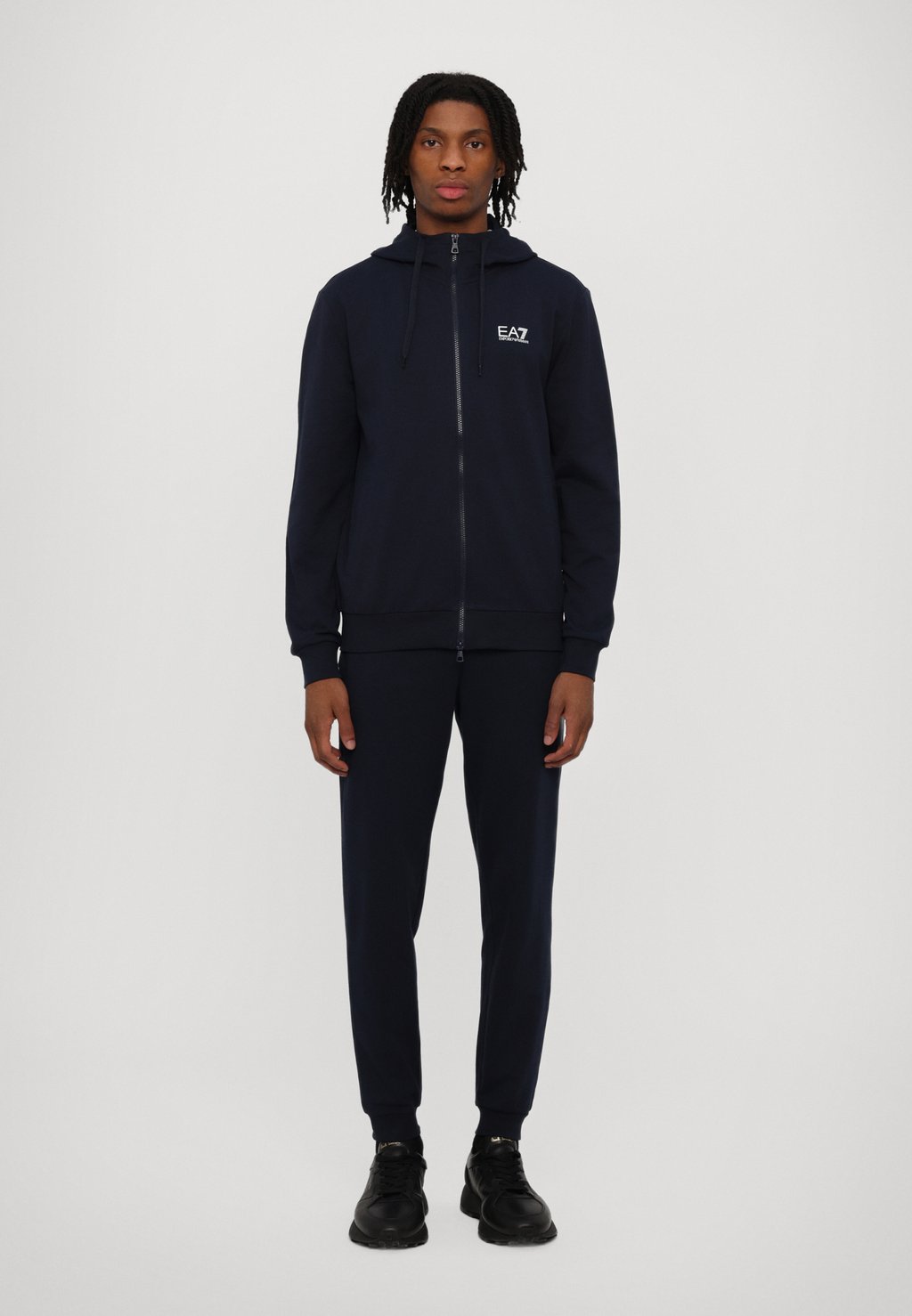 Спортивный костюм EA7 Emporio Armani, темно-синий
Спортивный костюм EA7 Emporio Armani, темно-синий