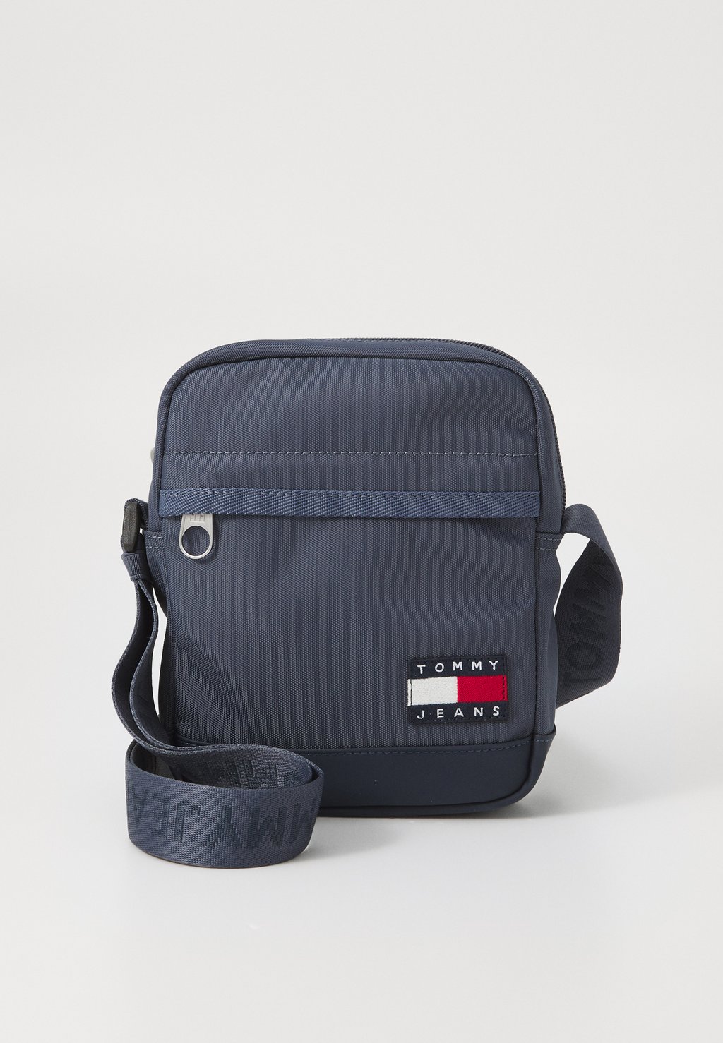 Сумка через плечо DAILY REPORTER - Across body bag Tommy Jeans, темно-синий
Сумка через плечо DAILY REPORTER - Across body bag Tommy Jeans, темно-синий