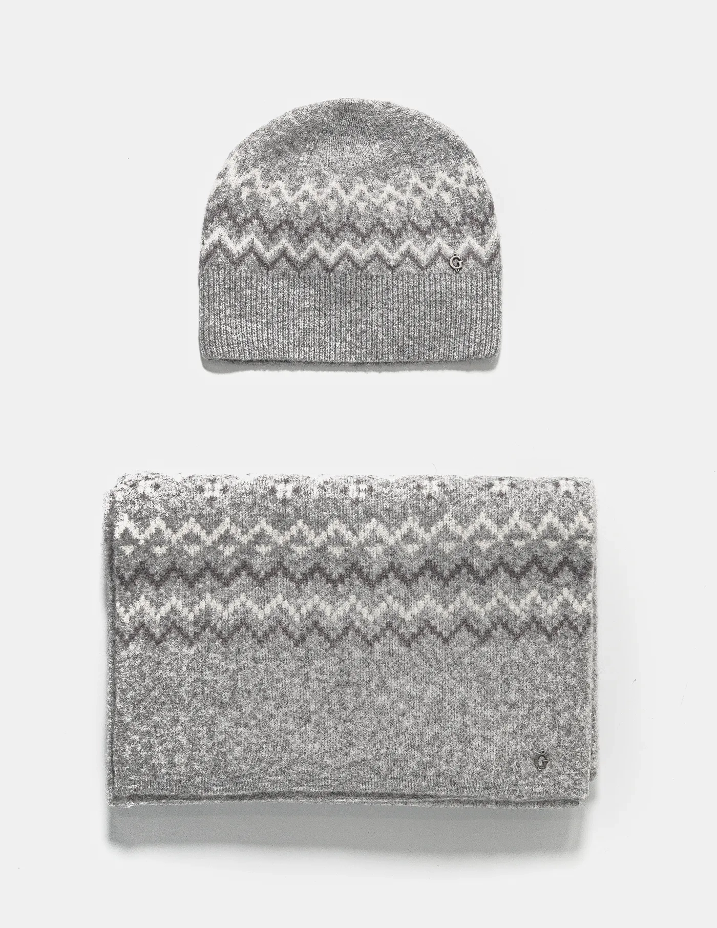 Шапка и шарф с добавлением шерсти Guess, серый
Шапка и шарф с добавлением шерсти Guess, серый