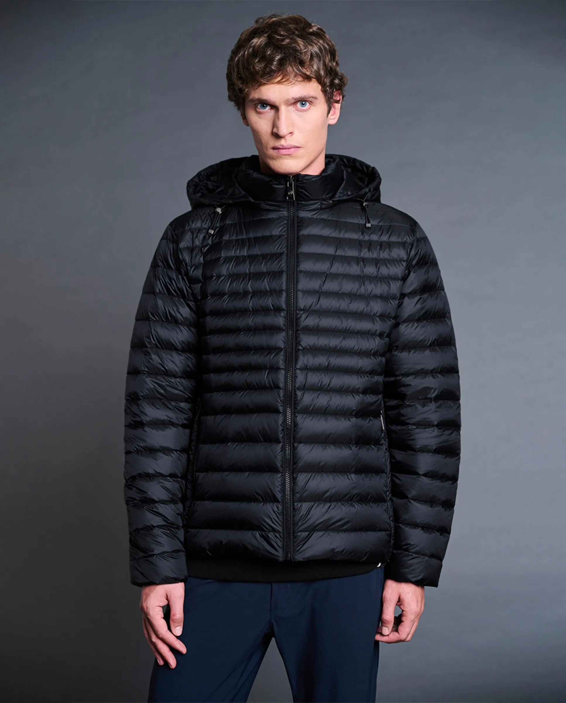 Мужской фирменный пуховик из технической ткани с отстегивающимся капюшоном Henry Arroway, черный
Мужской фирменный пуховик из технической ткани с отстегивающимся капюшоном Henry Arroway, черный