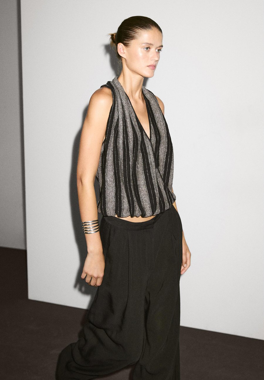 Топ Massimo Dutti CROSSOVER HALTER TOP, Black
Топ Massimo Dutti CROSSOVER HALTER TOP, Black