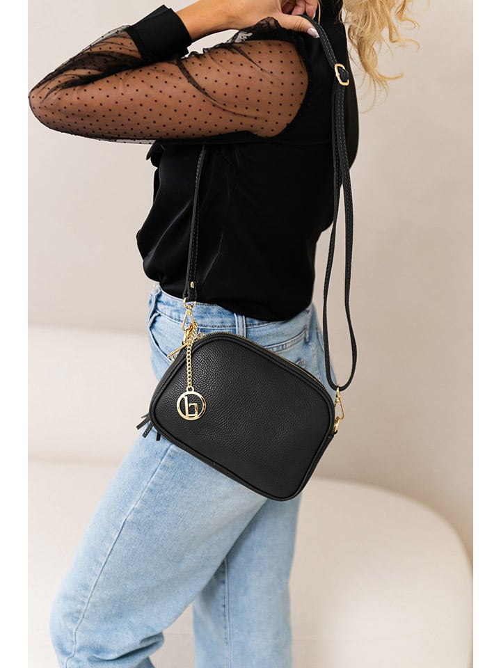 Кожаная сумка через плечо "Flumendosa" черного цвета - (Ш)23 x (В)17 x (Г)7 см Lia Biassoni
Кожаная сумка через плечо "Flumendosa" черного цвета - (Ш)23 x (В)17 x (Г)7 см Lia Biassoni