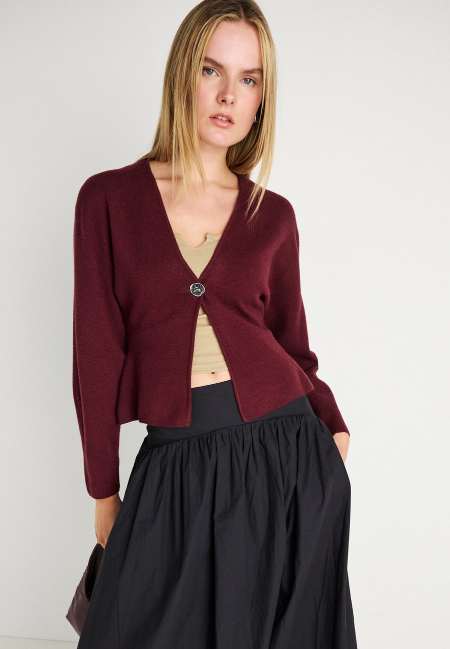 Кардиган Gina Tricot SHAPED CARDIGAN, Tawny Port/Dark Red
Кардиган Gina Tricot SHAPED CARDIGAN, Tawny Port/Dark Red