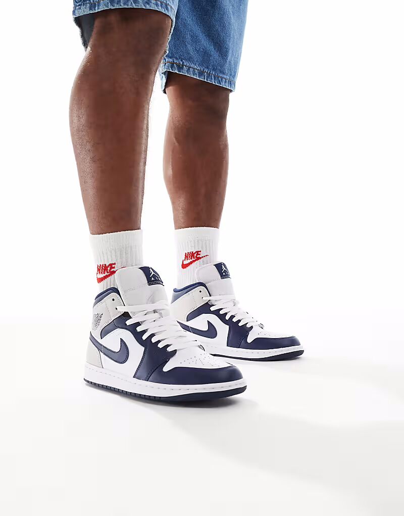 Кроссовки Jordan Air 1 средней высоты белого и темно-синего цветов
Кроссовки Jordan Air 1 средней высоты белого и темно-синего цветов