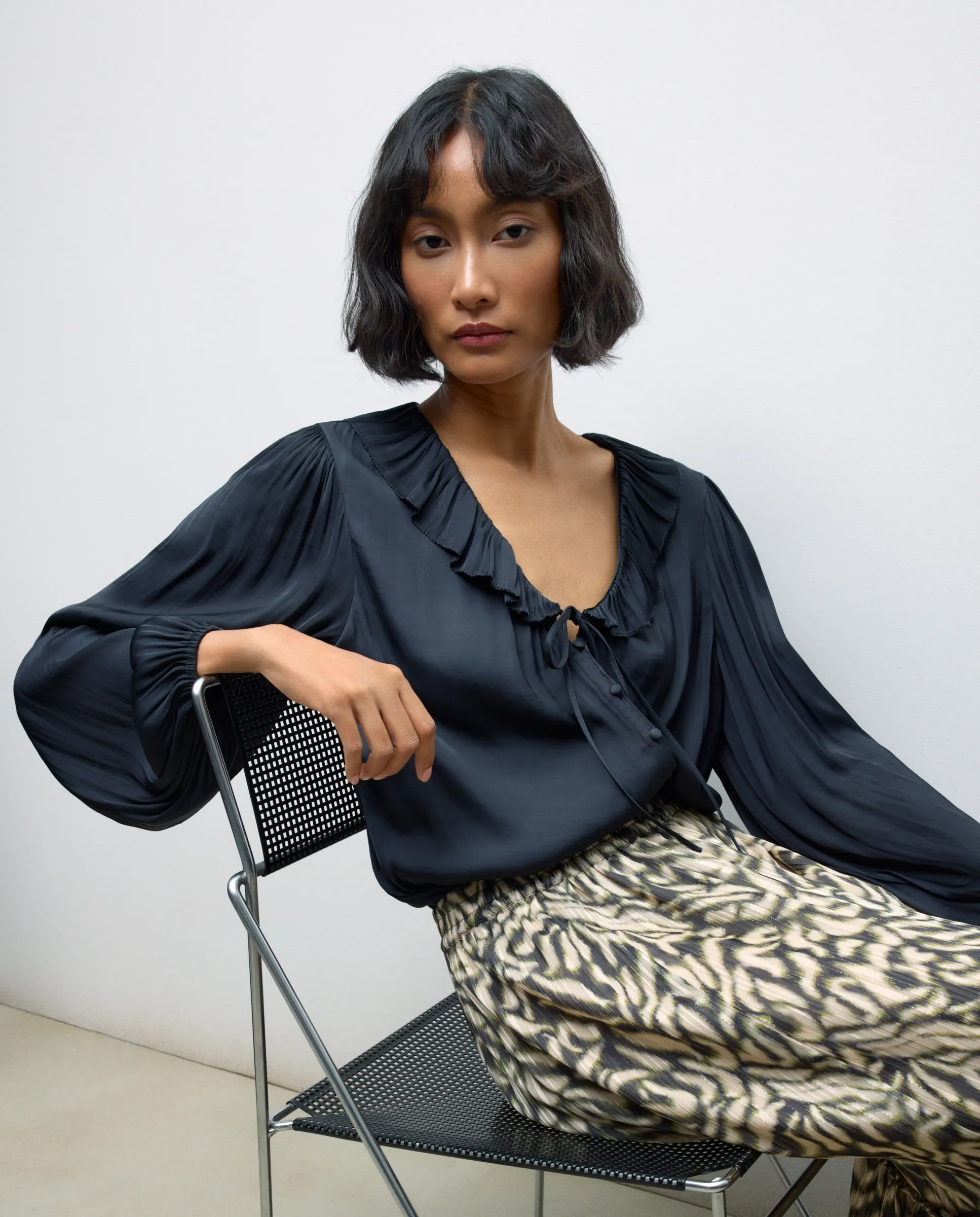 Блузка с длинными рукавами из сатина, с воротником-рюшем и шнурком Tintoretto, антрацитовый
Блузка с длинными рукавами из сатина, с воротником-рюшем и шнурком Tintoretto, антрацитовый