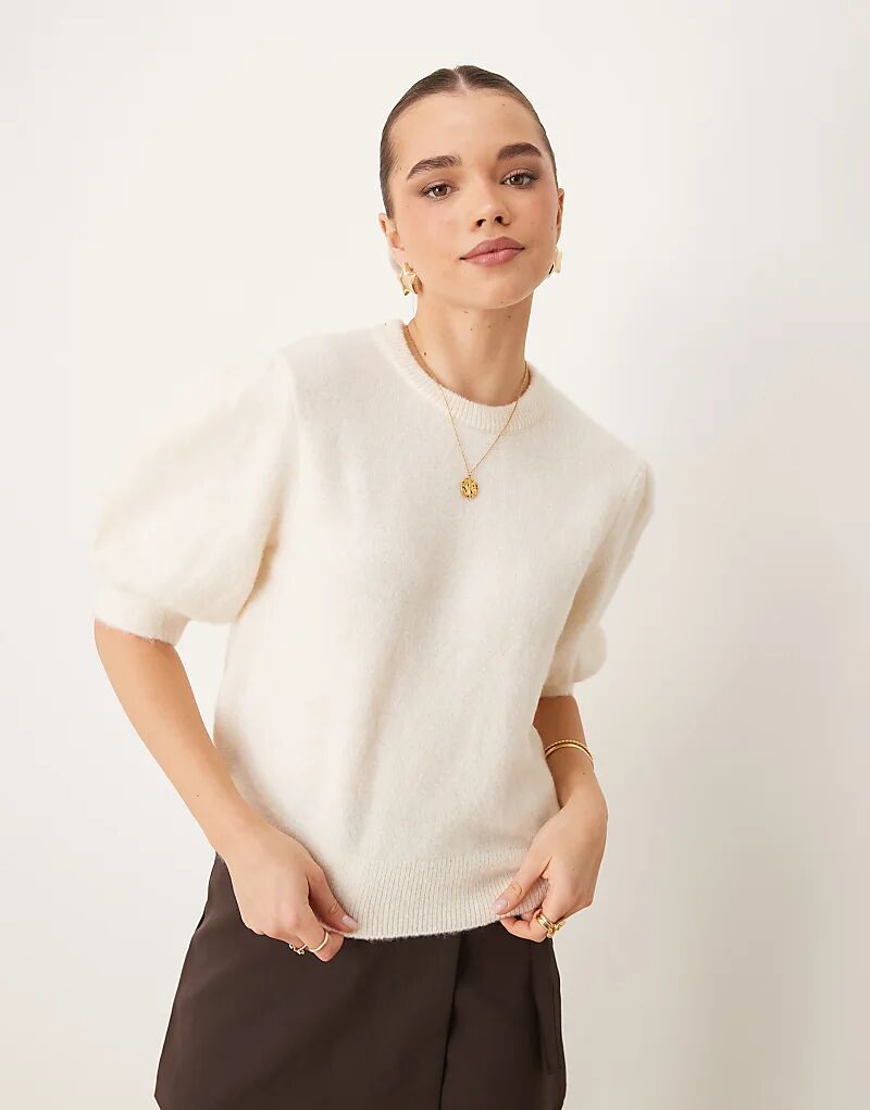 Вязаный свитер Gina Tricot с короткими рукавами-фонариками в кремово-белом цвете
Вязаный свитер Gina Tricot с короткими рукавами-фонариками в кремово-белом цвете