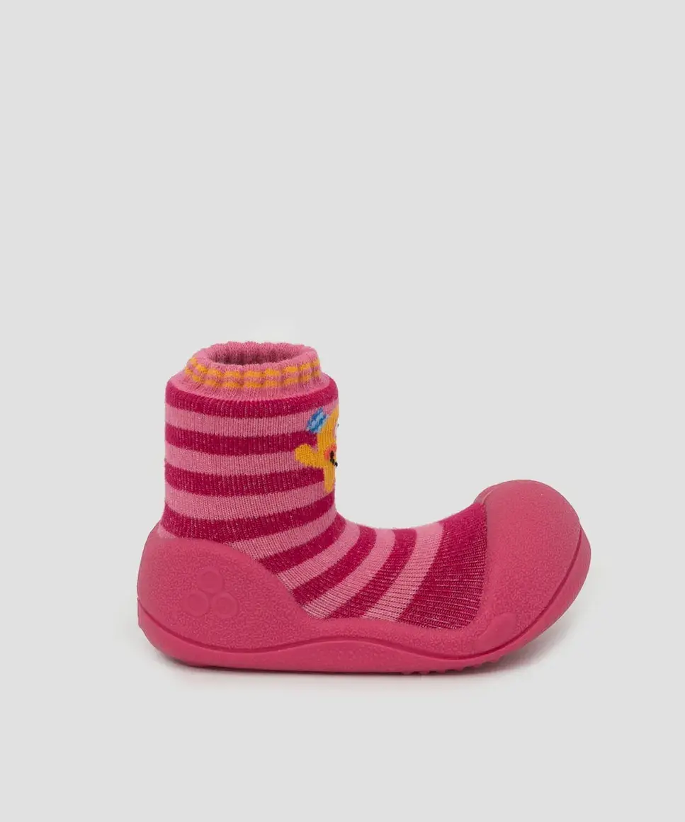 Пинетки для девочки из хлопка в розовую полоску с изображением монстра Attipas
Пинетки для девочки из хлопка в розовую полоску с изображением монстра Attipas