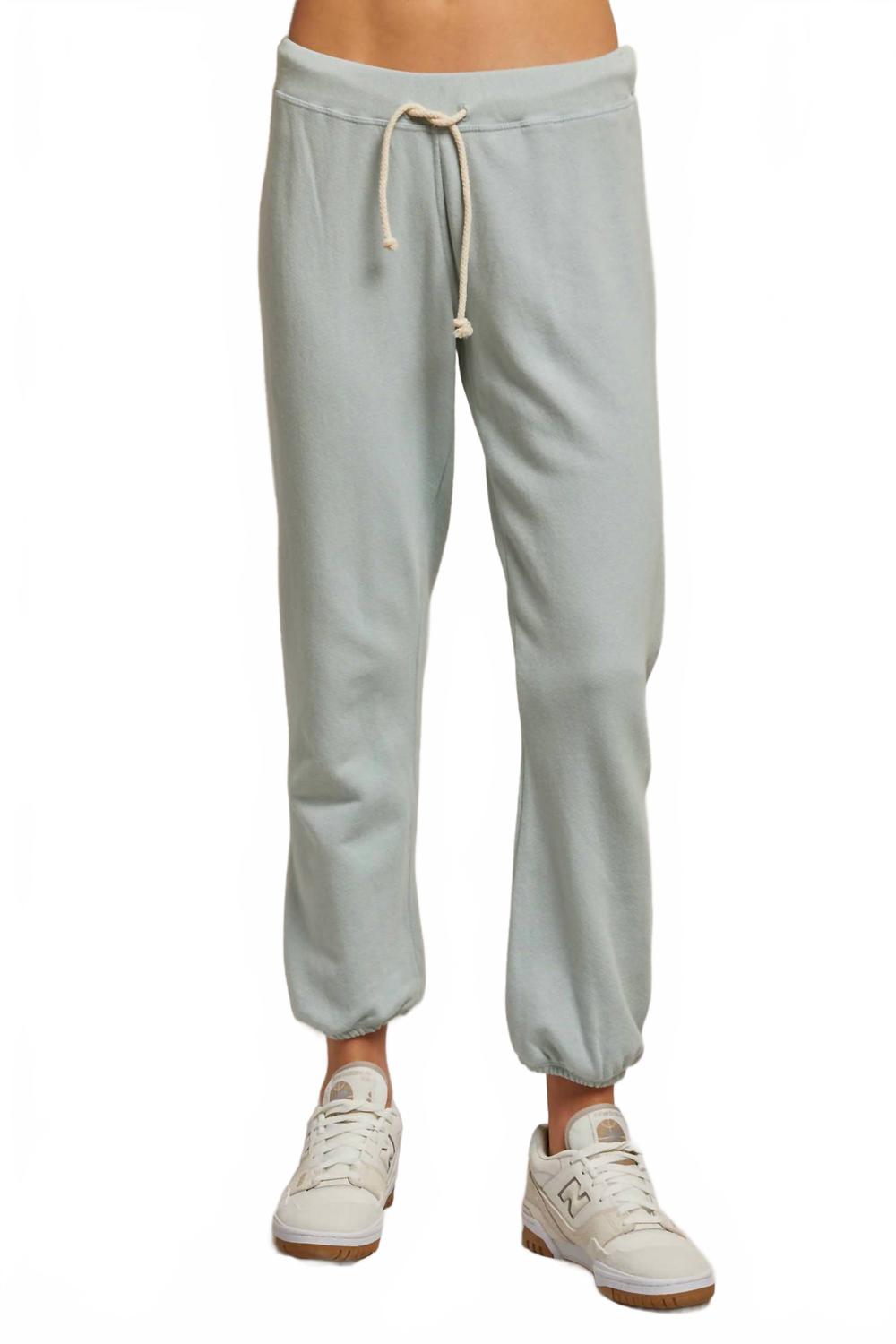 Тони французские джоггеры из велюра в свежем мятном цвете PERFECTWHITETEE
Тони французские джоггеры из велюра в свежем мятном цвете PERFECTWHITETEE