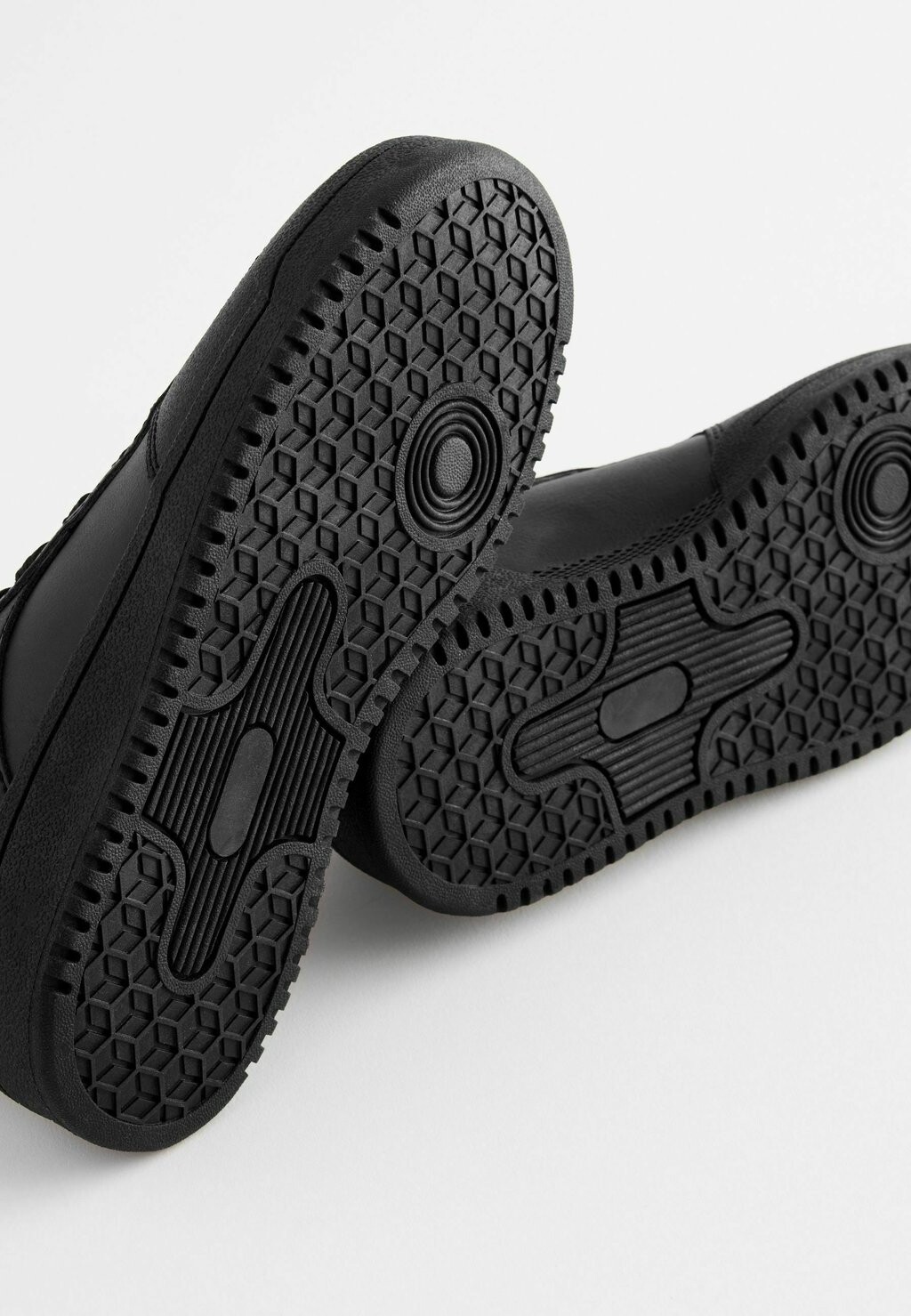 Кроссовки на шнуровке Next, черный
Кроссовки на шнуровке Next, черный