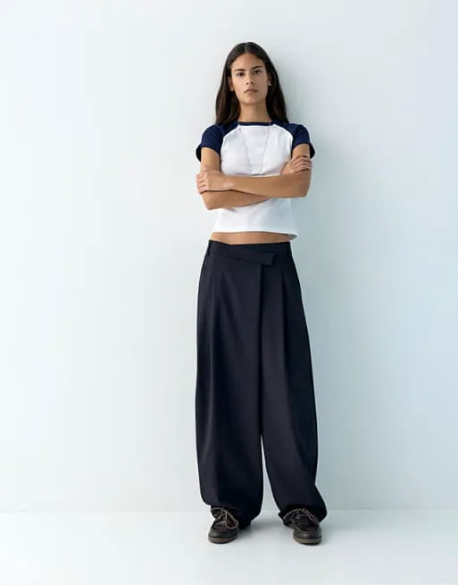 Темно-синие элегантные брюки с перекрестной талией Pull&Bear
Темно-синие элегантные брюки с перекрестной талией Pull&Bear