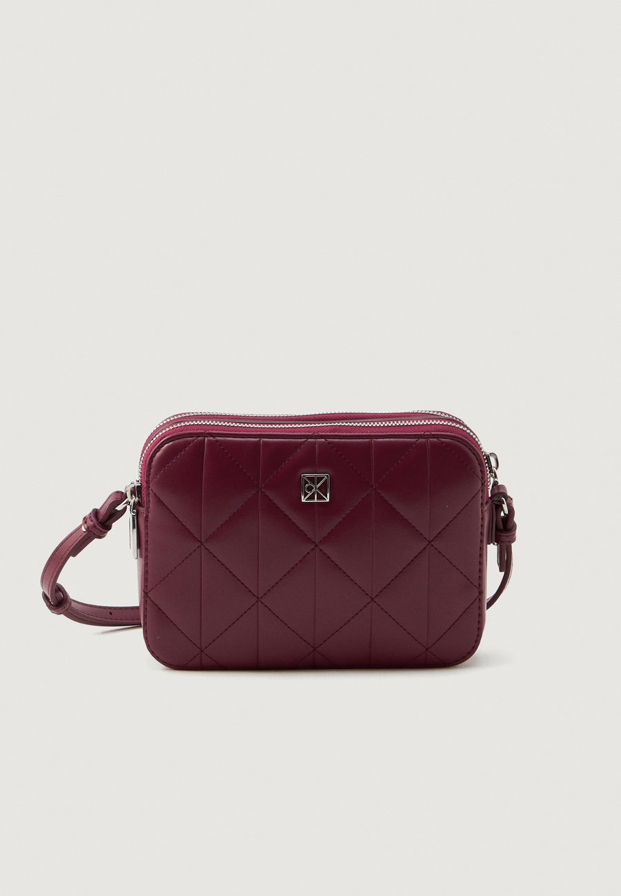Сумка кросс-боди Calvin Klein QUILTED CAMERA BAG, Alluring Pink/Bordeaux
Сумка кросс-боди Calvin Klein QUILTED CAMERA BAG, Alluring Pink/Bordeaux