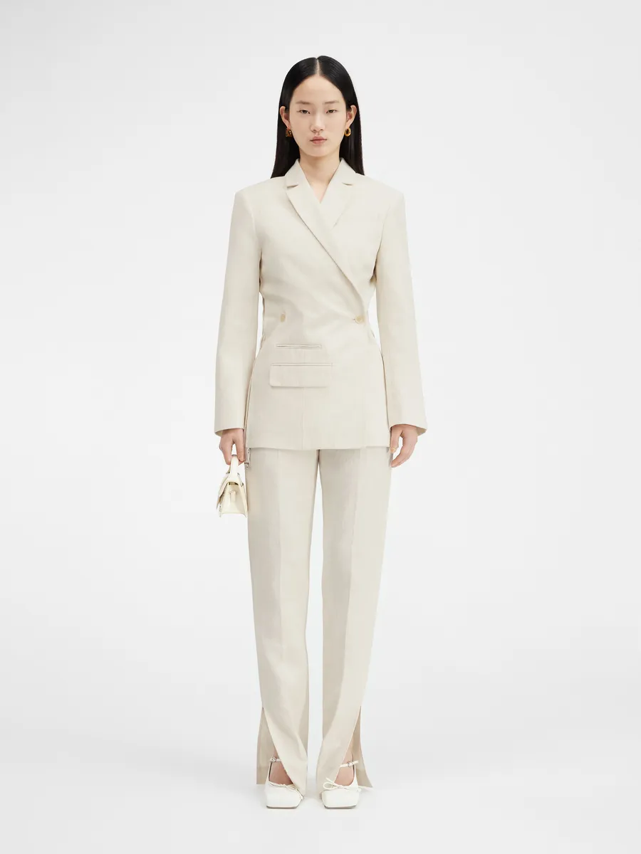 Двубортный пиджак-перекресток Весте Тибау Jacquemus, белый
Двубортный пиджак-перекресток Весте Тибау Jacquemus, белый