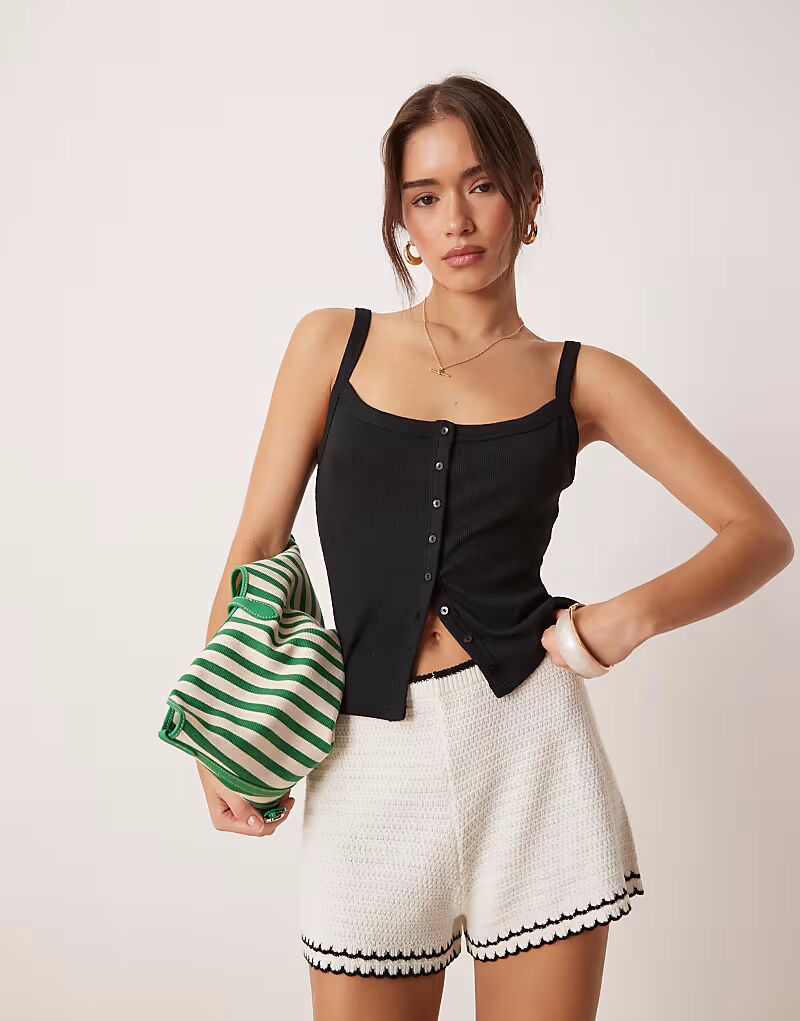 Топ Abercrombie & Fitch с толстыми бретелями, застегивающийся на пуговицы, черного цвета 
Топ Abercrombie & Fitch с толстыми бретелями, застегивающийся на пуговицы, черного цвета