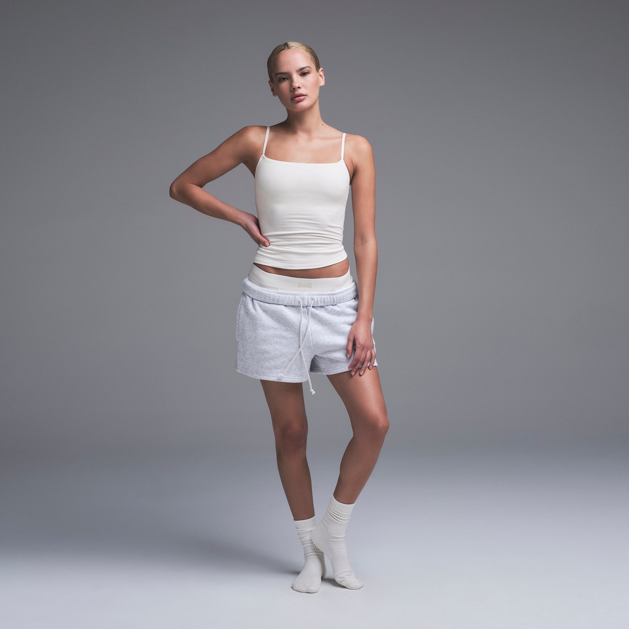 Ками SKIMS, цвет marble
Ками SKIMS, цвет marble