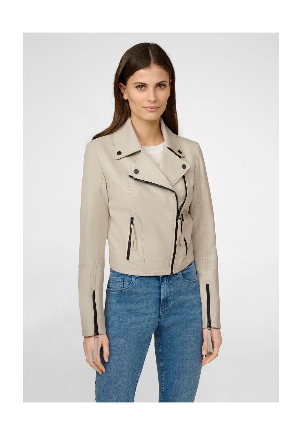 Женская кожаная куртка Алина, короткая косуха с воротником с лацканами и косой молнией спереди RICANO, цвет Alabasterweiss
Женская кожаная куртка Алина, короткая косуха с воротником с лацканами и косой молнией спереди RICANO, цвет Alabasterweiss