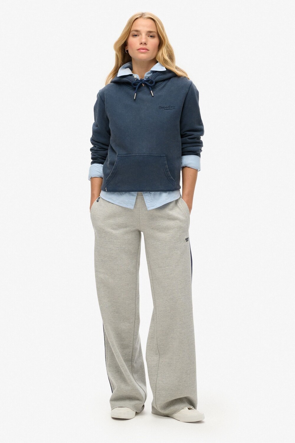 Прямые брюки с логотипом Essential Superdry, серый 
Прямые брюки с логотипом Essential Superdry, серый