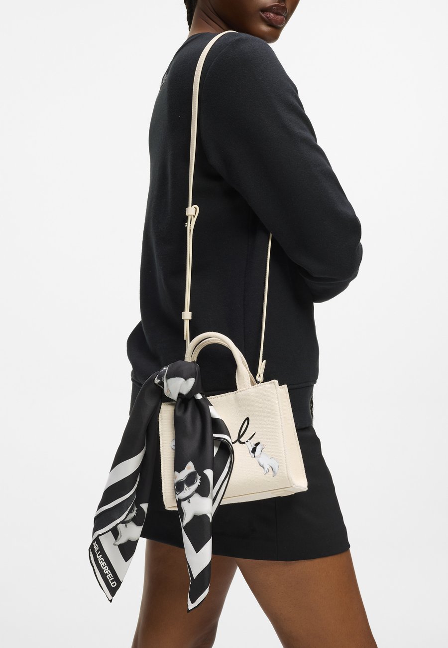 Шарф KARL LAGERFELD Scarf, Black
Шарф KARL LAGERFELD Scarf, Black