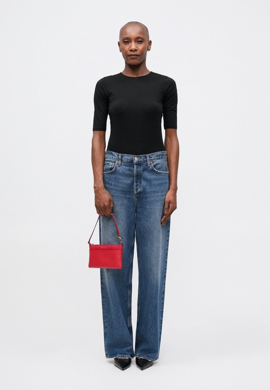 Сумка MICHAEL Michael Kors JET SET WRISTLET, Crimson/Red
Сумка MICHAEL Michael Kors JET SET WRISTLET, Crimson/Red