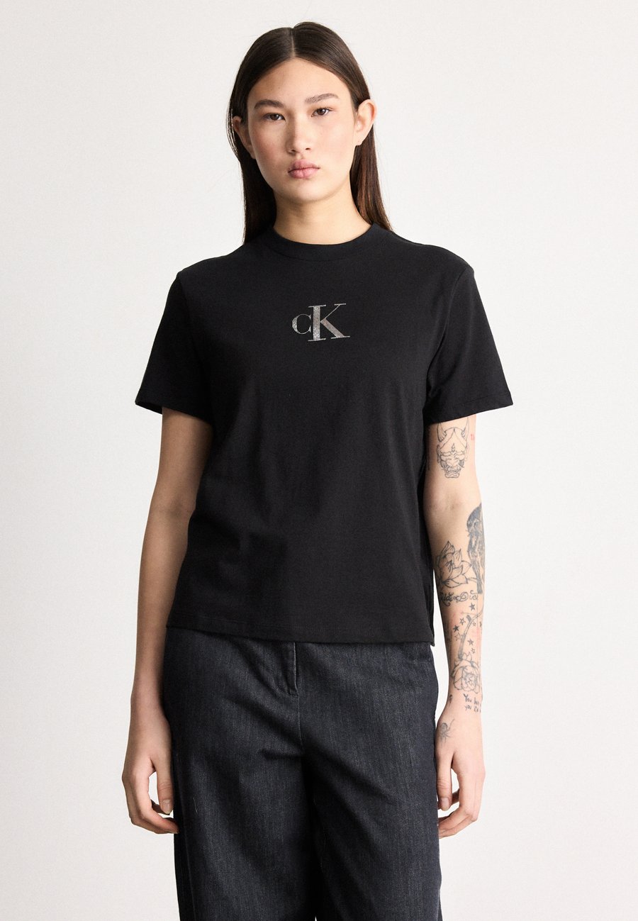 Футболка Calvin Klein Jeans CLASSIC FOIL TEE, Black/Silver-Coloured/Black, Черный, Футболка Calvin Klein Jeans CLASSIC FOIL TEE, Black/Silver-Coloured/Black
Футболка Calvin Klein Jeans CLASSIC FOIL TEE, Black/Silver-Coloured/Black, Черный, Футболка Calvin Klein Jeans CLASSIC FOIL TEE, Black/Silver-Coloured/Black