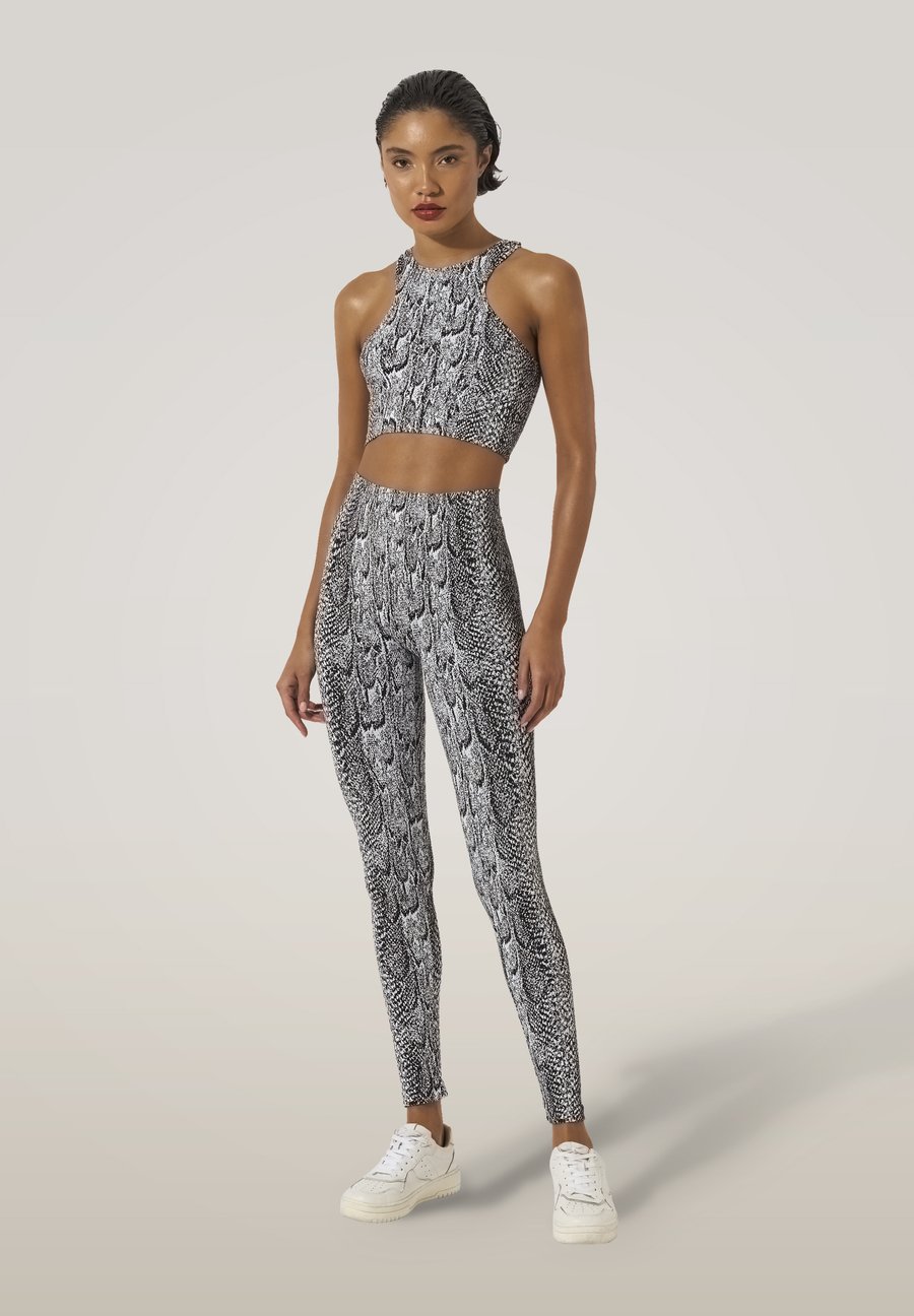 Топ Wolford SEAMLESS PYTHON CROP, White Black/White
Топ Wolford SEAMLESS PYTHON CROP, White Black/White