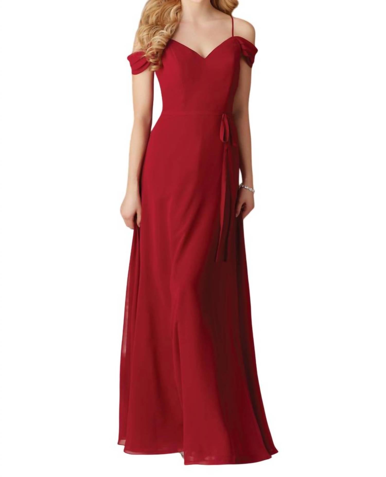 Шифоновое длинное платье с бретелью на одно плечо в бордовом цвете MORILEE
Шифоновое длинное платье с бретелью на одно плечо в бордовом цвете MORILEE