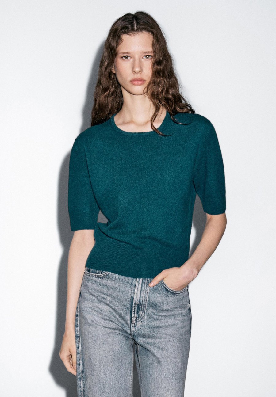 Футболка Massimo Dutti CREW NECK WITH SHORT SLEEVES, Dark Blue
Футболка Massimo Dutti CREW NECK WITH SHORT SLEEVES, Dark Blue