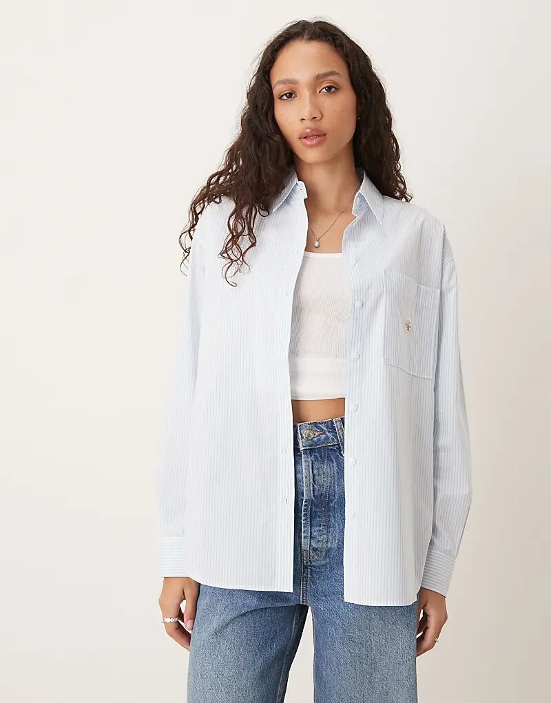 Рубашка Calvin Klein Jeans свободного кроя с тканым лейблом в белую и синюю полоску
Рубашка Calvin Klein Jeans свободного кроя с тканым лейблом в белую и синюю полоску