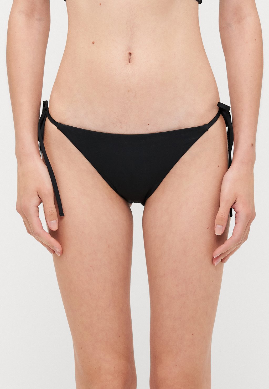 Плавки бикини TIE STRING Nike Performance, черный
Плавки бикини TIE STRING Nike Performance, черный