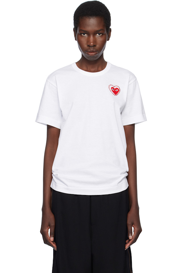 Футболка с металлическим каменным эмблемой в виде красного сердца Comme Des Garçons Play, белый
Футболка с металлическим каменным эмблемой в виде красного сердца Comme Des Garçons Play, белый