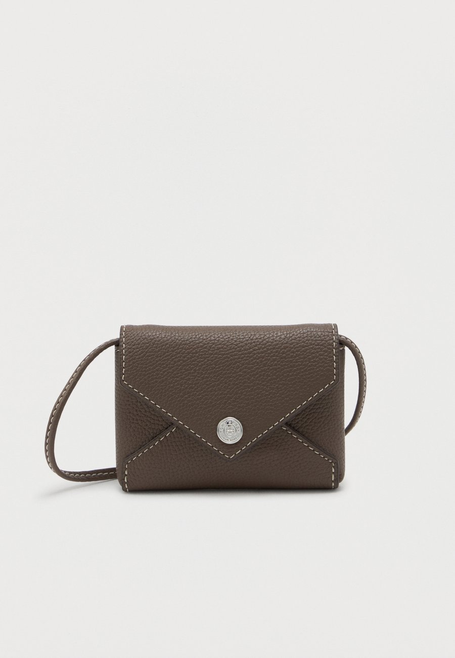 Кошелек Tory Burch CARD CASE LANYARD, Wild Mushroom/Taupe
Кошелек Tory Burch CARD CASE LANYARD, Wild Mushroom/Taupe