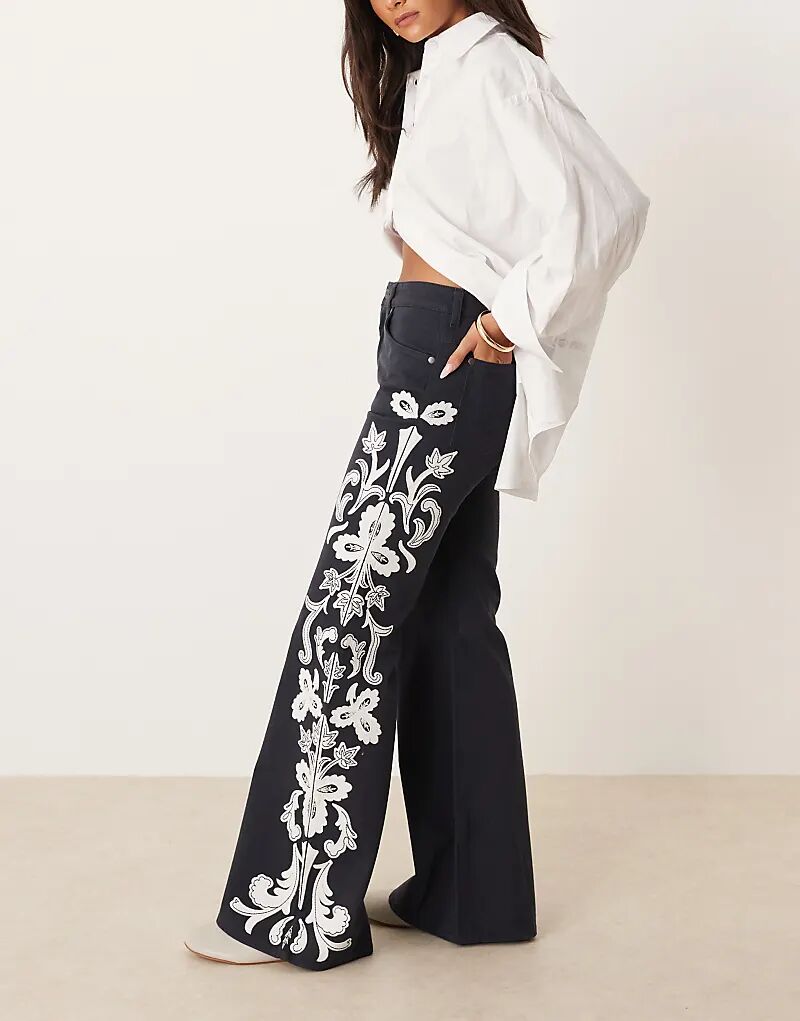 Джинсы Wrangler 70-х годов с цветочной вышивкой, расклешенные, черного цвета
Джинсы Wrangler 70-х годов с цветочной вышивкой, расклешенные, черного цвета