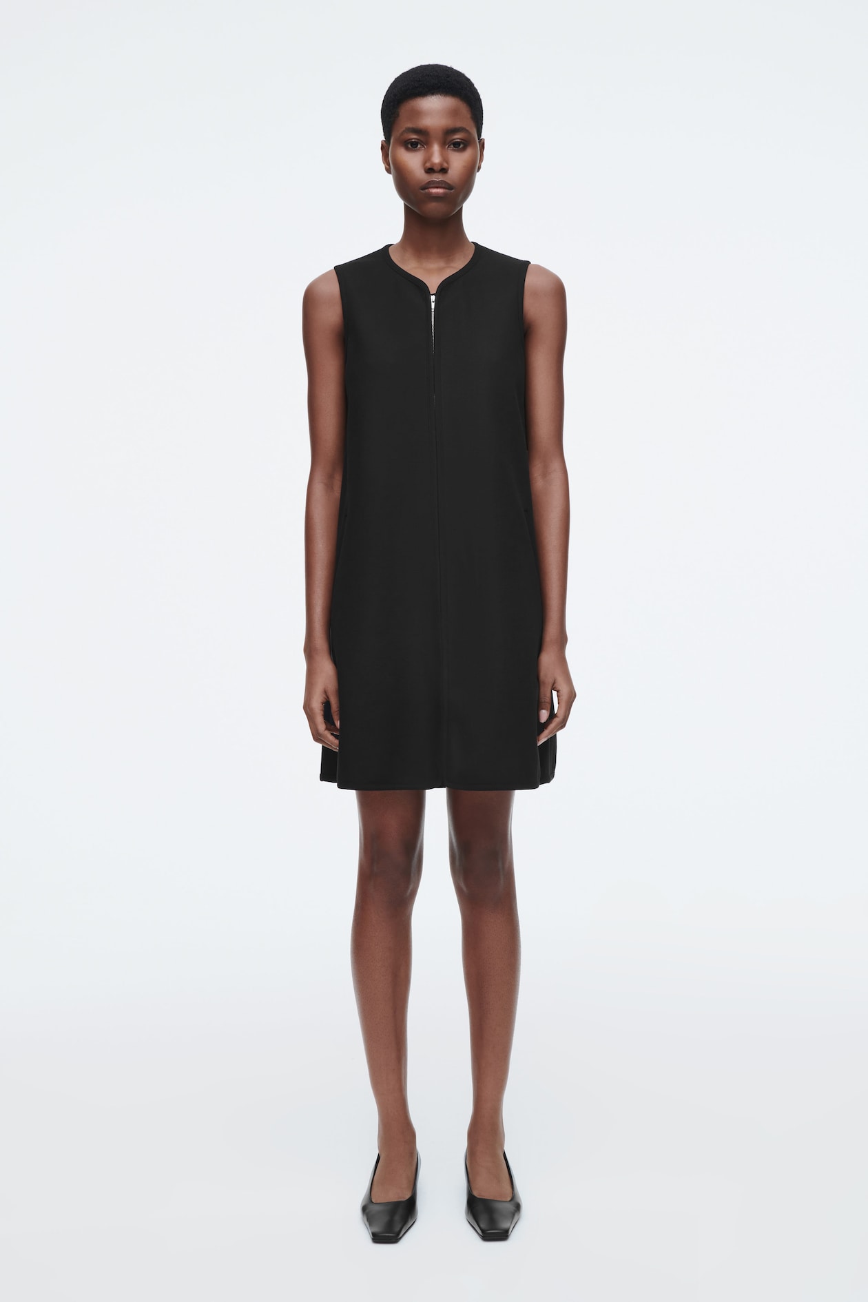 Мини-платье на молнии COS, черный 
Мини-платье на молнии COS, черный