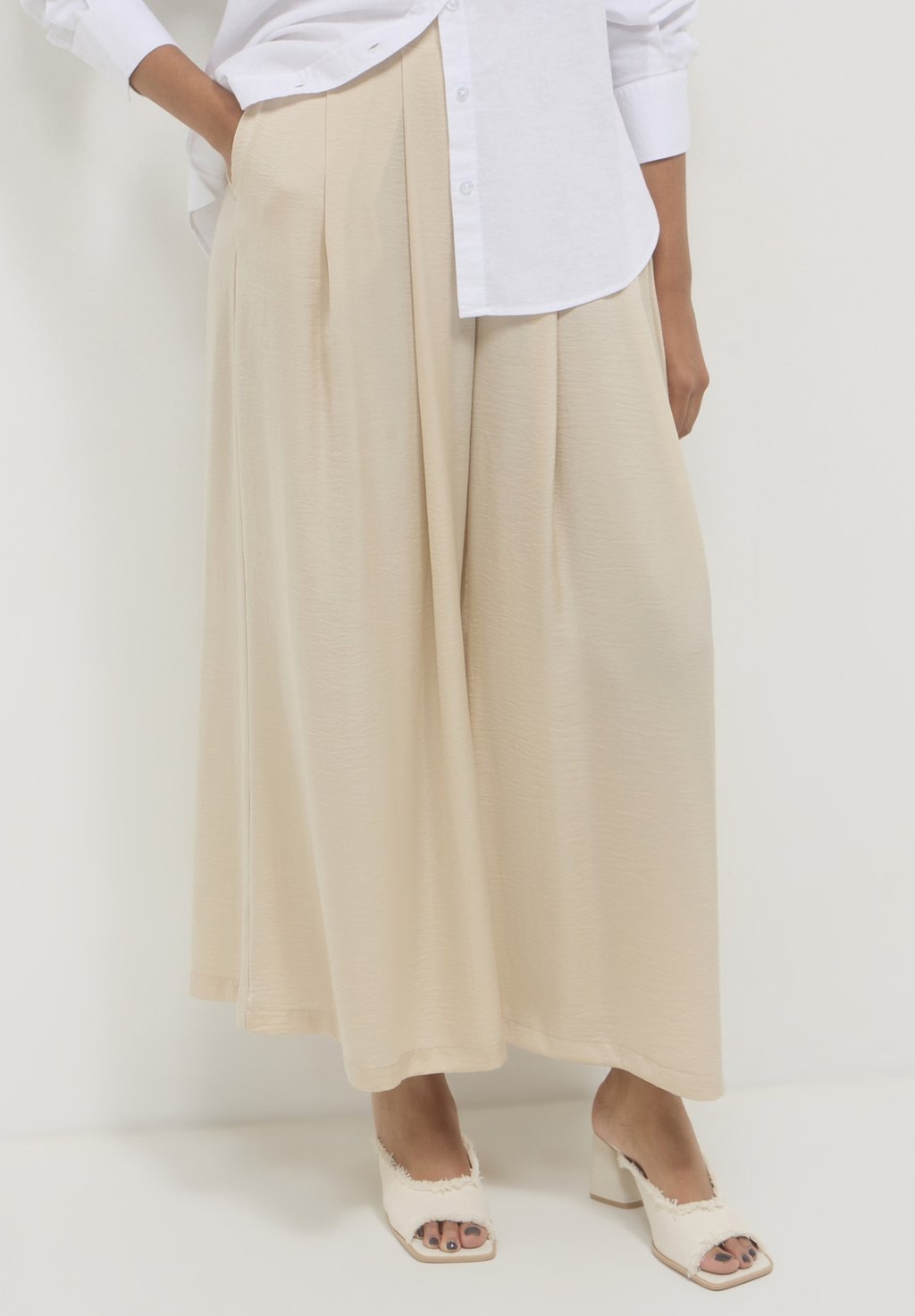 Брюки SIMIL Calliope, светло-коричневый
Брюки SIMIL Calliope, светло-коричневый