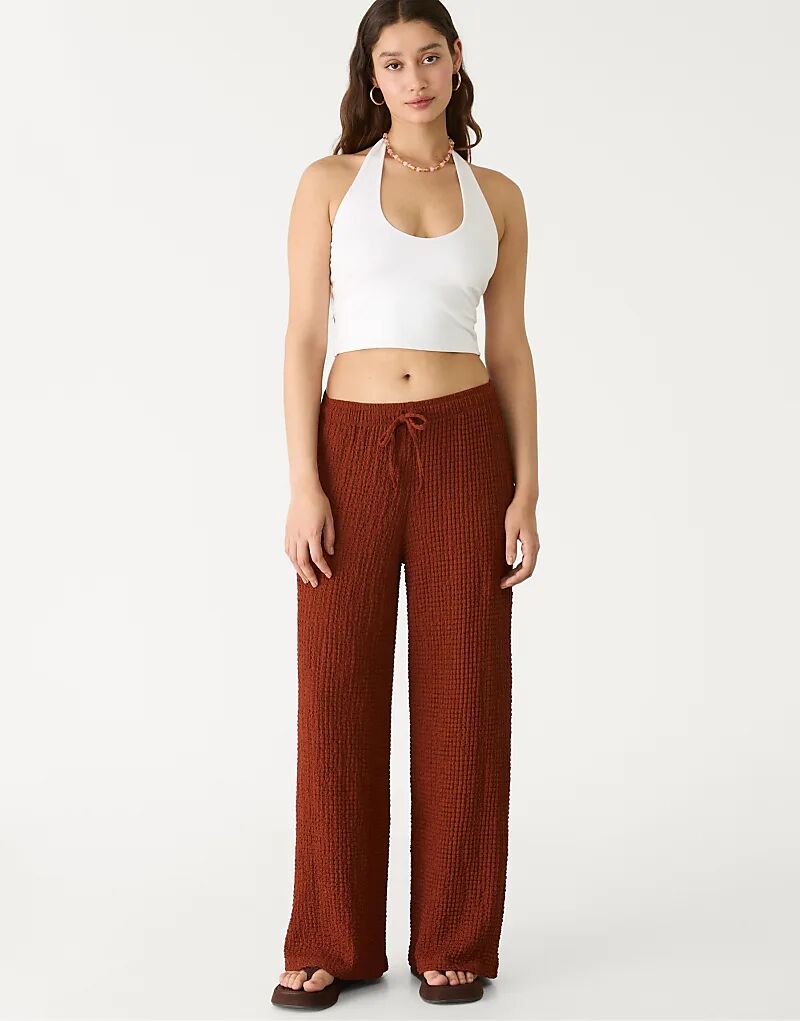 Текстурированные брюки Stradivarius цвета ржавчины
Текстурированные брюки Stradivarius цвета ржавчины